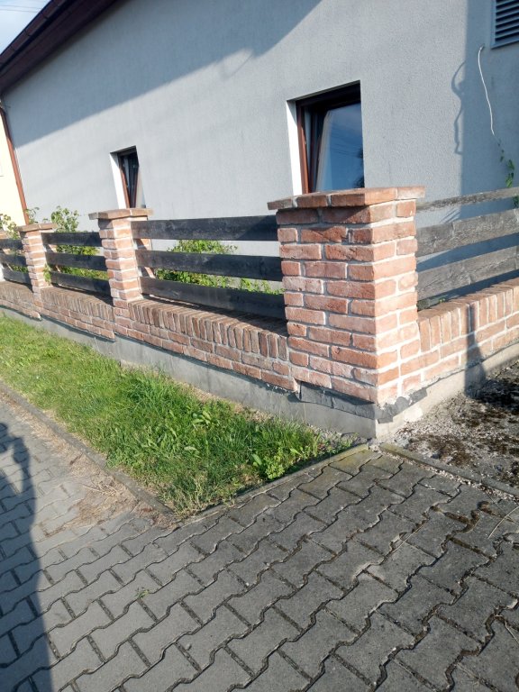 Cihlový plot pro nově zrekonstruovaný dům