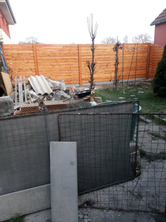 Výstavba dřevěného plotu