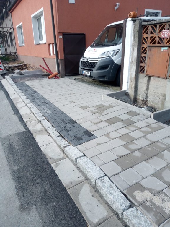 Výstavba chodníku v Kostomlatech